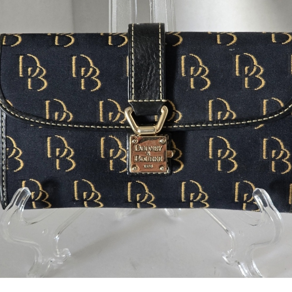 DOONEY & BOURKE 🌺 Women's Gretta Continental Black, Gold Signature Wallet

EUC🌹